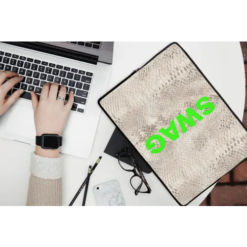 Slangenprint - SWAG - Neon - Groen laptophoes neopreen klein -bureau