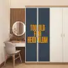 Too old for heidi klum - Geel - Blauw deurposter klein -sfeer3