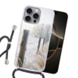 Hek - Sneeuw - Mist - Platteland - Nostalgisch Hoesje iPhone 16 Pro Max met koord klein -sfeer1