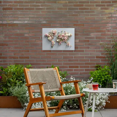 Wereldkaart - Rozen - Roze Tuinposter op houten frame 2 cm dik klein -sfeer3