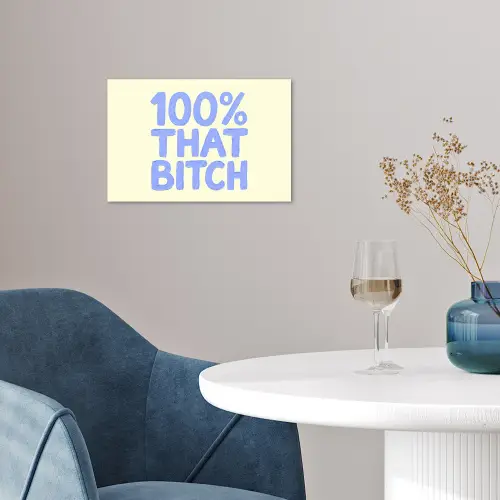 100% that bitch - Blauw - Wit poster papier klein -sfeer3