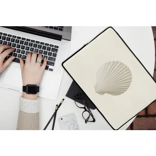 Schelp - Minimalistisch - Wit laptophoes neopreen klein -bureau