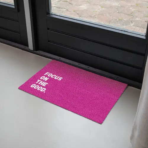 Focus on the good - Roze - Simple Deurmat klein -sfeer2