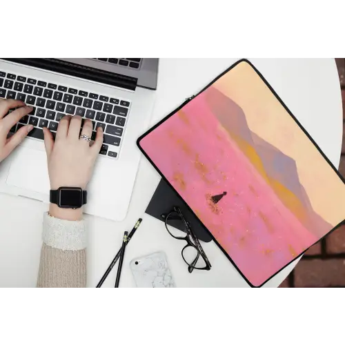 Bloemenweide - Heuvels - Silhouet - Roze laptophoes neopreen klein -bureau
