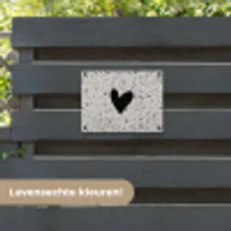 Hartje - Stippen - Beige tuinposter los doek klein -sfeer3