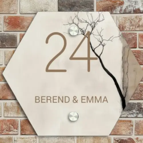 Boomsilhouet beige achtergrond - Klassiek Naambord Hexagon klein -sfeer2