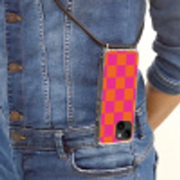 Schaakbord print - Oranje - Roze - Blokjes Crossbody Case iPhone 14 middel -sfeer2
