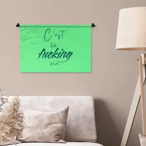 c'est la fucking vie - Groen - Penseelstijl Wandkleed katoen klein -sfeer4