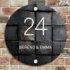 Zwarte houtblokken - Klassiek Naambord Rond klein -sfeer2