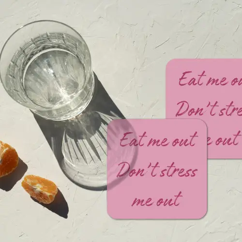 Eat me out don't stress me out - Roze - Handgeschreven onderzetter kurk middel -sfeer4