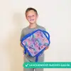 Illustratie van wolken, regenbogen en bloemen Kinderrugzak - Blauw middel -sfeer1_NL