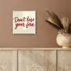 Don't lose your fire - Rood - Wit - Minimalistisch plexiglas 5mm klein -sfeer5