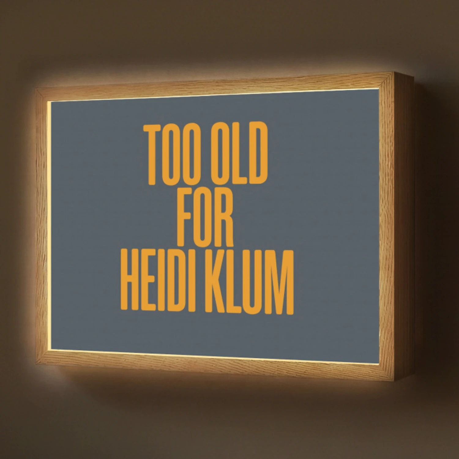 Too old for heidi klum - Geel - Blauw Light Box met batterij (Wandlamp) middel -z3d_website