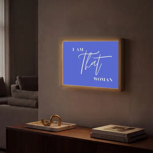 Blauw - I am that woman - Sierlijk - Minimalistisch Light Box met batterij (Wandlamp) middel -sfeer1
