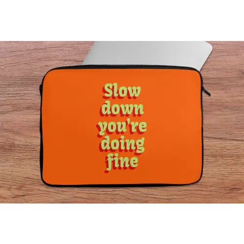 Oranje - Slow down you're doing fine - Retro laptophoes neopreen klein -tafel