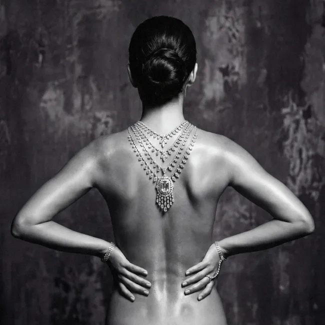 Behang - Rug - Ketting - Portret - Zwart - Wit - Glamour