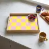 Schaakbord patroon - Geel - Roze - Blokjes Dienblad Rechthoek middel -sfeer2