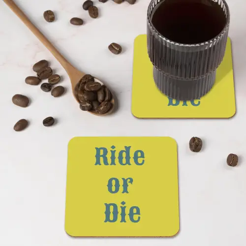 Ride or die - Geel - Blauw onderzetter kurk middel -sfeer2