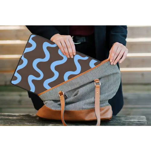 Kronkelende lijnen - Blauw - Bruin - Minimalistisch laptophoes neopreen klein 279 -tas