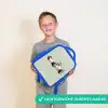 Beige retro raceauto op groen achtergrond Kinderrugzak - Blauw middel -sfeer1_NL