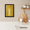 Lijnillustratie - Ananas - Bladkroon - Okergeel KitchenYeah - Keuken - Fotolijst klein -sfeer1