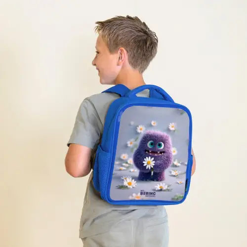 Paars Pluizig Vriendje met Madelief Kinderrugzak - Blauw middel -sfeer2