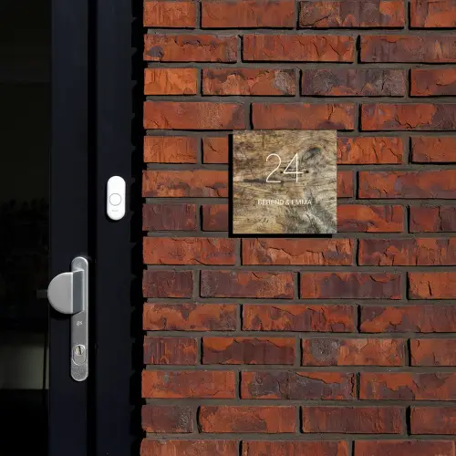 Verweerd hout - Klassiek Naambord Vierkant klein -sfeer1-XS