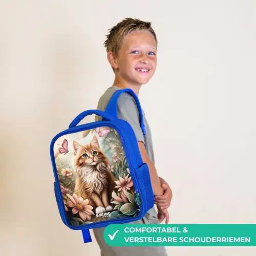 Kat in bloemenveld met roze vlinders. Kinderrugzak - Blauw middel -sfeer3_NL