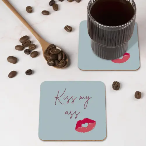 Kiss my ass - Lip - Blauw onderzetter kurk middel -sfeer2