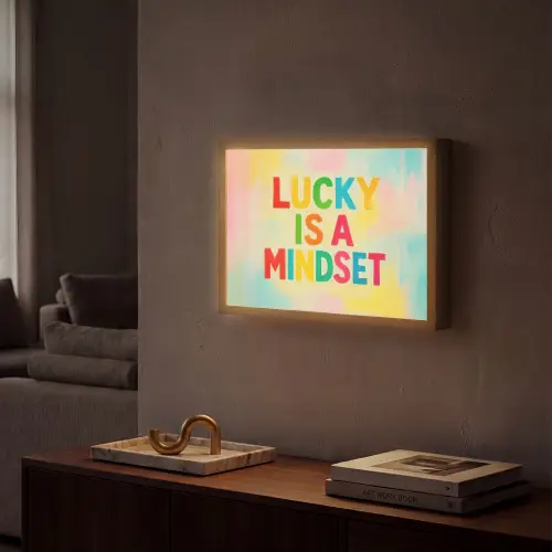 Quote - Lucky - Regenboogkleuren Light Box met batterij (Wandlamp) middel -sfeer1