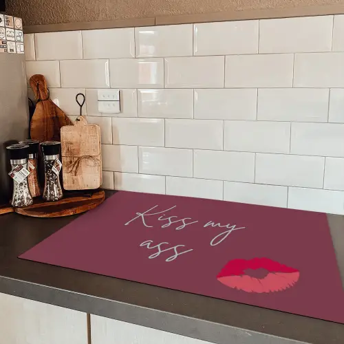Kiss my ass - Lip - Bordeaux Inductie beschermer vinyl 3mm klein -sfeer3