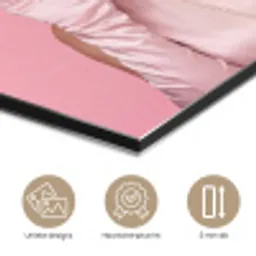 Vrouw - Roze - Parelketting - Krulspelden aluminium wit klein -closeup_NL