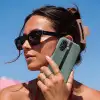 Groen - Zwart - Streep - Minimalistisch Toughcase MagSafe Apple iPhone 17 klein -Sfeer2V