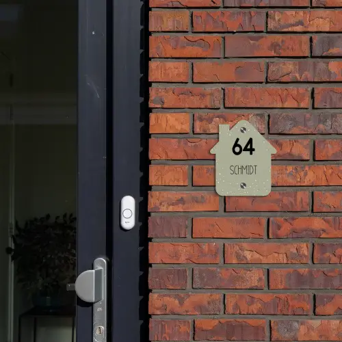Olijfgroen met stippen - Modern Naambord Huisje klein -sfeer2