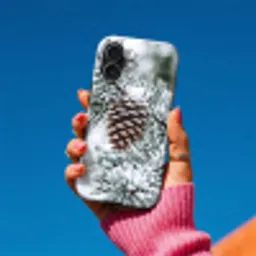 Dennenappel - Tak - Sneeuw - Winter - Sfeervol Toughcase MagSafe Apple iPhone 17 klein -Sfeer1V