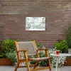 Wereldkaart - Kind - Vliegtuig Tuinposter op houten frame 2 cm dik klein -sfeer3