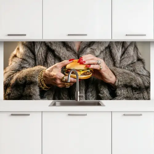 Vrouw - Hamburger - Bontjas keuken achterwand 2 middel -3d