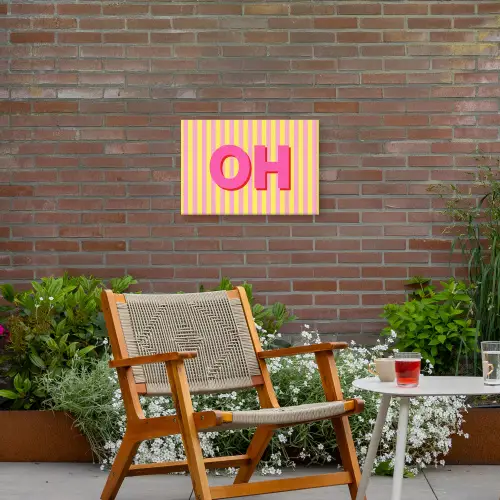 Tekst - Strepen - Roze Tuinposter op houten frame 2 cm dik klein -sfeer3