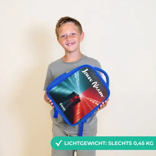 Raceauto - Verlichting - Neon - Rood Kinderrugzak - Blauw middel -sfeer1_NL