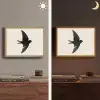 Zwarte zwaluw - Gouden accenten - Lichte achtergrond Light Box met batterij (Wandlamp) middel -sfeer3