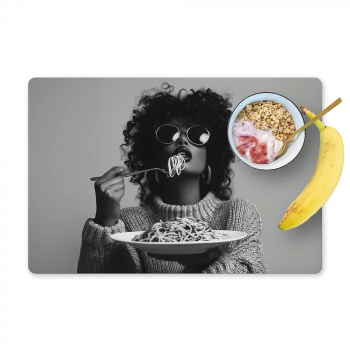 Vrouw - Pasta - Zwart - Wit Placemat vinyl groot -zzzproduct_Kitchenyeah-website