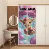 Schattige giraffe in luchtballon met de tekst “Deze kamer is van: jouw naam”. deurposter klein -sfeer3