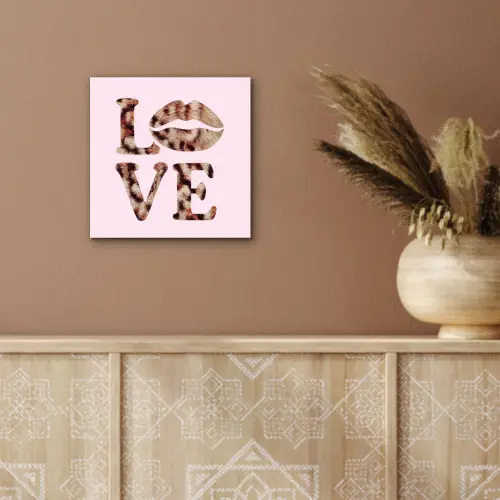 Tekst - Love - Pantervacht - Lichtroze aluminium wit klein -sfeer4