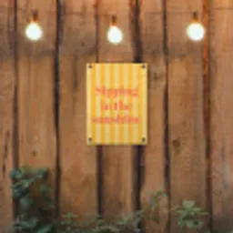 Gestreept - Geel - Sunshine - Letters tuinposter los doek klein -sfeer1