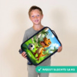 Dino met een voetbal in groen landschap Kinderkoffer - Zwart klein -sfeer4_NL