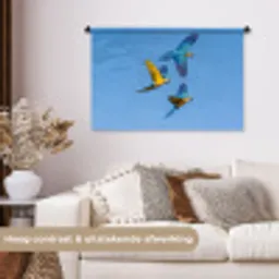 Papagaai - Vliegen - Blauw - Geel Wandkleed katoen middel -sfeer1