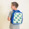 Triceratopsen tussen boompjes Kinderrugzak - Blauw middel -sfeer2