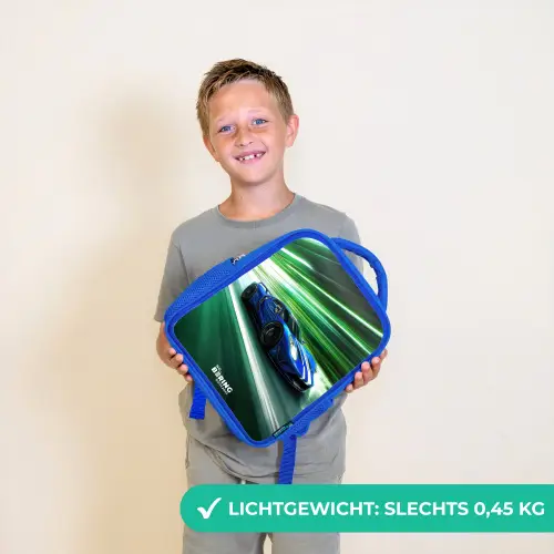 Blauwe raceauto met strepen in groene tunnel Kinderrugzak - Blauw middel -sfeer1_NL