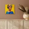 Frida Kahlo - Vrouw - Geel - Blauw - Bloemen aluminium wit klein -sfeer4