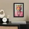 Tijger - Strik - Jasje - Roze fotolijst zwart zonder passe partout klein -sfeer1